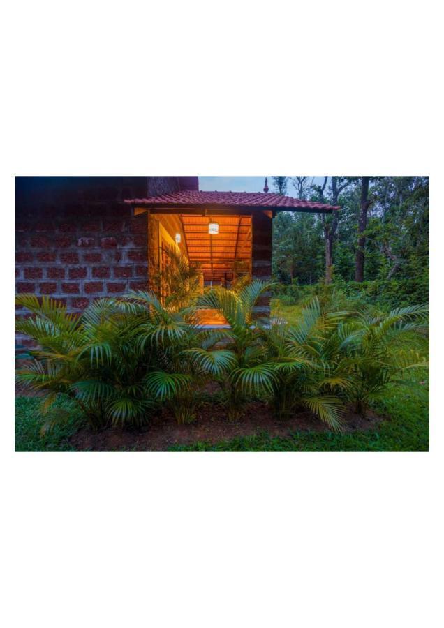 Hotel The Horse & Chariot Madikeri Esterno foto